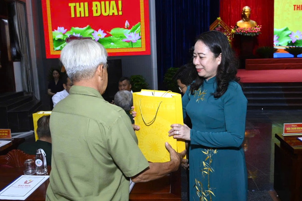 Mișcările de emulare patriotică trebuie să creeze produse valoroase pentru societate - 3 Phong trào thi đua yêu nước cần tạo ra những sản phẩm có giá trị cho xã hội - 3