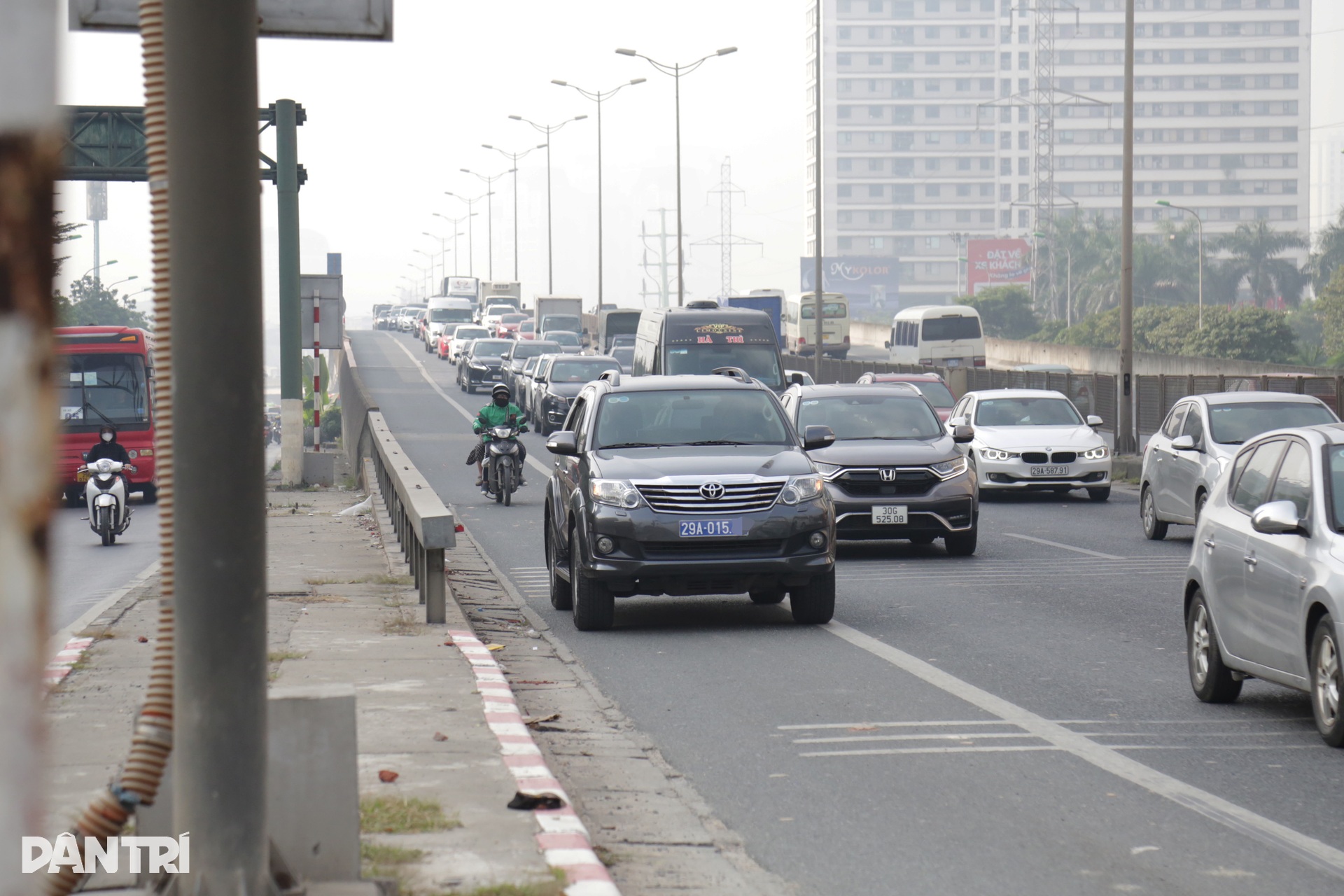 Xe biển xanh, xe sang đi vào làn khẩn cấp đường Vành đai 3 - 4 Xe biển xanh, xe sang đi vào làn khẩn cấp đường Vành đai 3 - 4