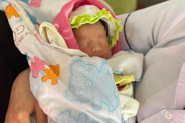 Xác minh nhân thân người nhận là bà bé gái bị bỏ rơi ở miệng cống