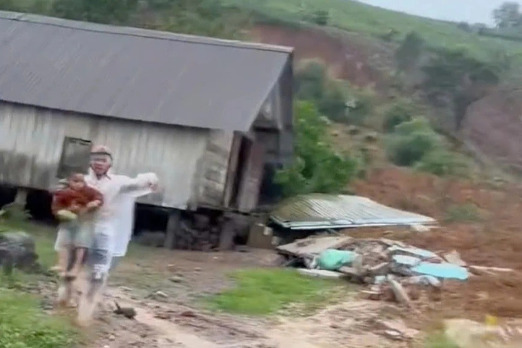 Sạt lở vùi lấp 2 căn nhà, người dân ôm trẻ bỏ chạy - 1 Sạt lở vùi lấp 2 căn nhà, người dân ôm trẻ bỏ chạy - 1