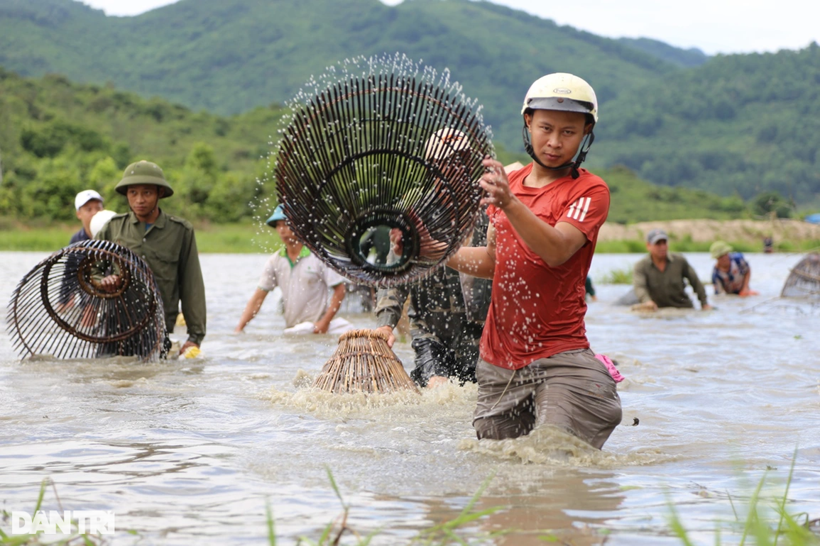 Độc đáo hàng nghìn nơm thủ lao xuống hồ đánh cá, tìm vận may ở Hà Tĩnh - 10 Độc đáo hàng nghìn nơm thủ lao xuống hồ đánh cá, tìm vận may ở Hà Tĩnh - 10