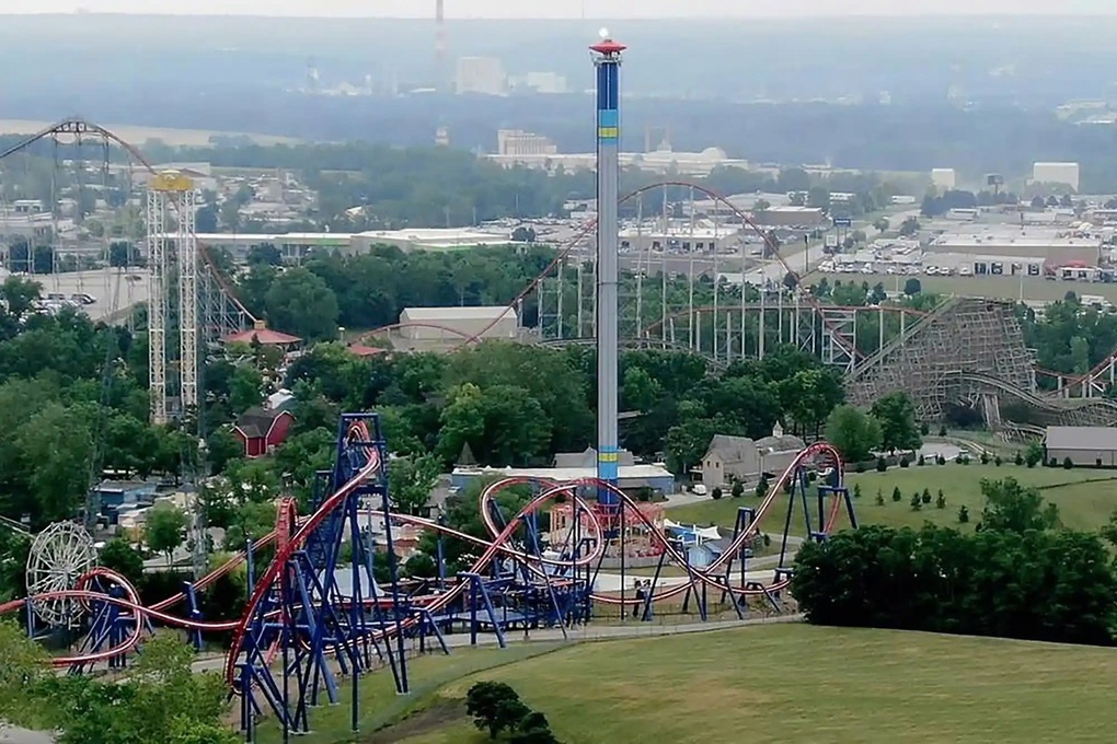 Cặp đôi liều mình giữ chặt bé gái suýt văng khỏi tàu lượn siêu tốc cao 60m - 2