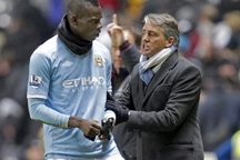 Buồn chán, Balotelli... ném phi tiêu vào đồng đội