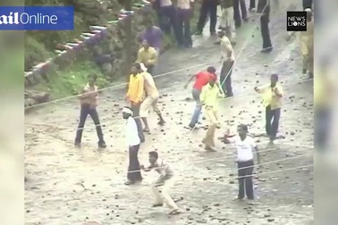 Hơn 400 người bị thương trong lễ hội ném đá kỳ lạ