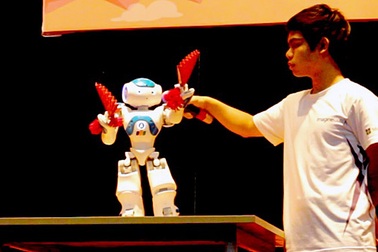 Sinh viên công nghệ thông tin lập trình robot biết múa và ...tỏ tình