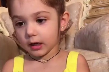 Cô bé 3 tuổi tự trang điểm "thần sầu"