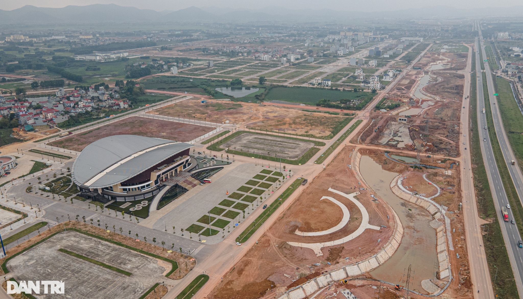 Nhà thi đấu hiện đại gần 5.000 chỗ phục vụ thi đấu cầu lông ở SEA Games 31 - 2 Nhà thi đấu hiện đại gần 5.000 chỗ phục vụ thi đấu cầu lông ở SEA Games 31 - 2
