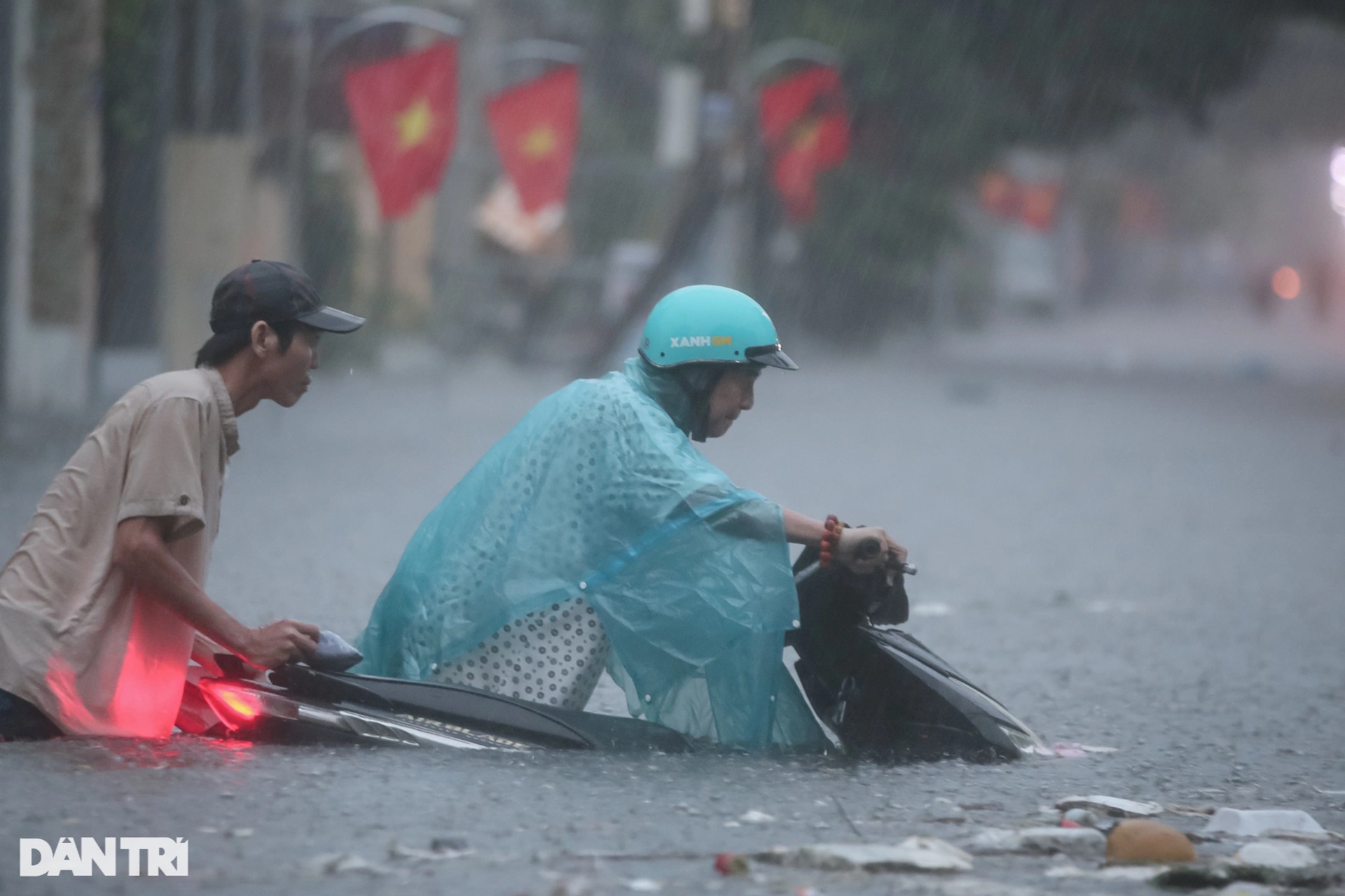 Vịt bơi vào nhà, đường biến thành sông sau mưa lớn ở TPHCM - 3 Vịt bơi vào nhà, đường biến thành sông sau mưa lớn ở TPHCM - 3