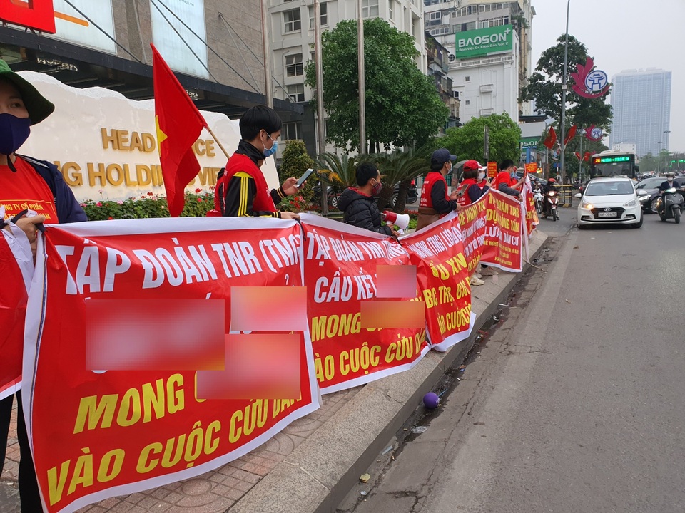 Chiếc xe lạ trong ngày cư dân TNR Stars căng băng rôn đòi quyền lợi - 1 Chiếc xe lạ trong ngày cư dân TNR Stars căng băng rôn đòi quyền lợi - 1