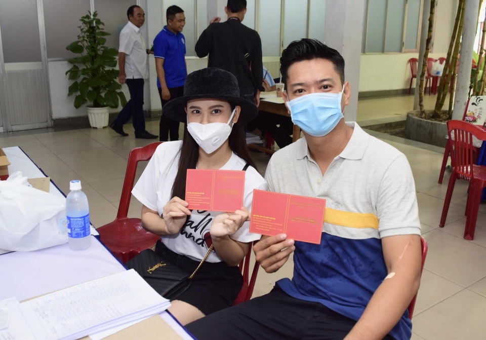 Hồ Đức Vĩnh, Tiểu Vy, Quỳnh Anh nhiệt tình đi hiến máu - 1 Hồ Đức Vĩnh, Tiểu Vy, Quỳnh Anh nhiệt tình đi hiến máu - 1