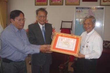 Trao kỷ niệm chương “Vì sự nghiệp khuyến học” cho 1 Giám mục 