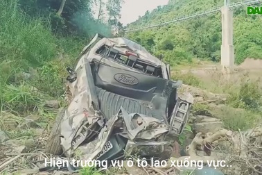 Hiện trường vụ tai nạn lật xe khiến 2 giáo viên tử vong