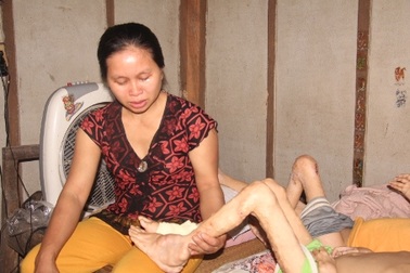 Bố mẹ đau đớn nhìn 2 con sống không bằng chết