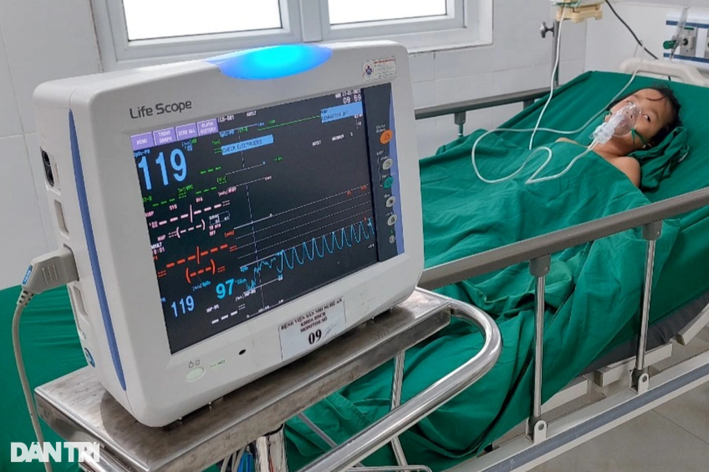 Bé gái 8 tuổi thập tử nhất sinh được bạn đọc giúp đỡ hơn 150 triệu đồng - 1 Bé gái 8 tuổi thập tử nhất sinh được bạn đọc giúp đỡ hơn 150 triệu đồng - 1