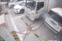 Xe chạy điện bốc cháy ngùn ngụt khi đang sạc