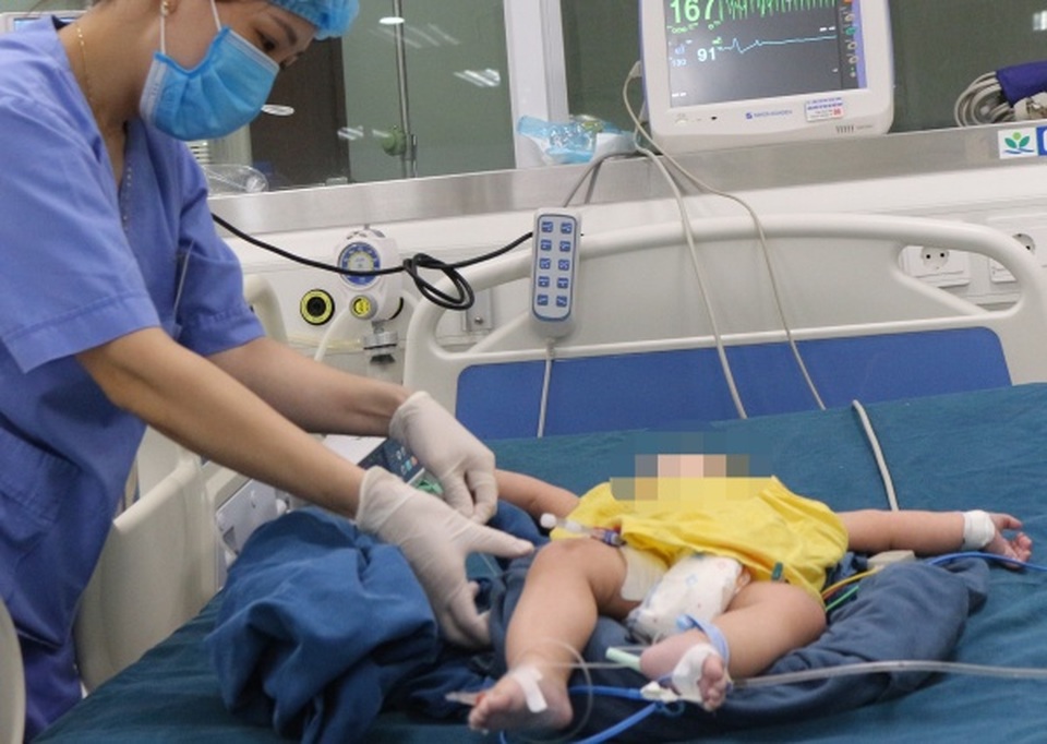 Lấy nhầm chai cồn rửa mũi cho con, bé 8 tháng tuổi phải lọc máu - 1 Lấy nhầm chai cồn rửa mũi cho con, bé 8 tháng tuổi phải lọc máu - 1