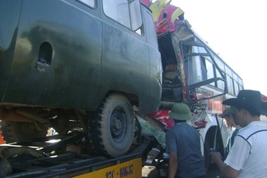 Tai nạn liên hoàn, tài xế xe quân đội bị thương nặng