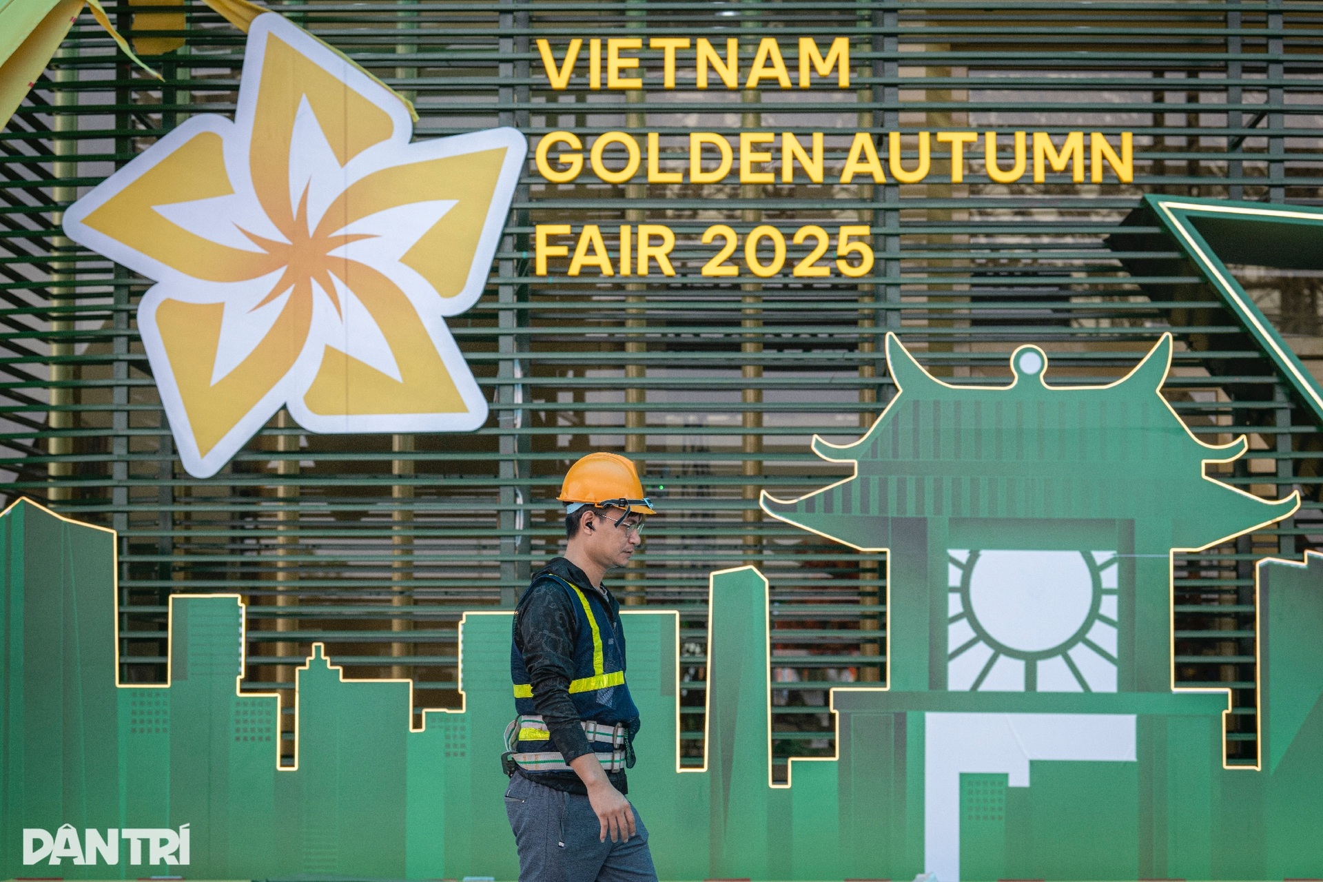 Se están terminando de construir miles de stands, listos para la Feria de Otoño de 2025 - 2 Hàng nghìn gian hàng gấp rút hoàn thiện, sẵn sàng cho Hội chợ Mùa thu 2025 - 2