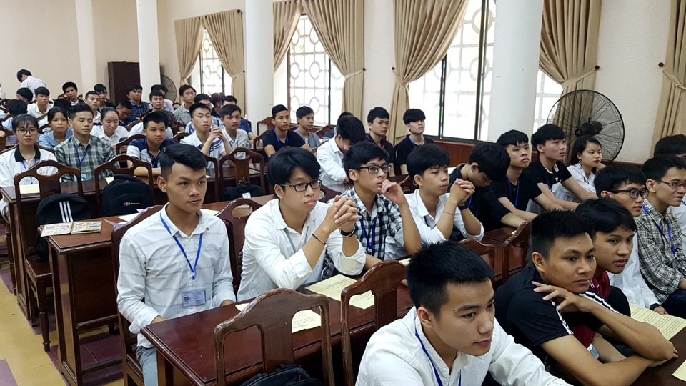 Huế: Kết nối việc làm giữa 14 doanh nghiệp và sinh viên ngành CNTT - 2 Huế: Kết nối việc làm giữa 14 doanh nghiệp và sinh viên ngành CNTT - 2