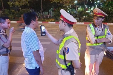 Hà Nội: CSGT lập chốt sát quán nhậu để kiểm tra tài xế "ma men"