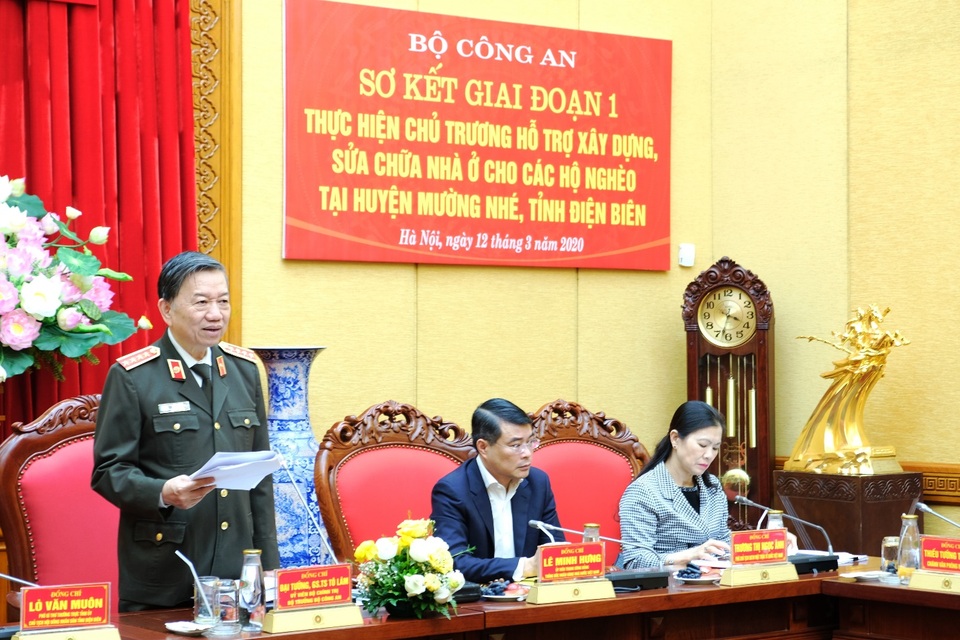 Vietcombank trao 10 tỷ đồng hỗ trợ kinh phí xây dựng, sửa chữa nhà ở cho 200 hộ nghèo tại Mường Nhé - 1 Vietcombank trao 10 tỷ đồng hỗ trợ kinh phí xây dựng, sửa chữa nhà ở cho 200 hộ nghèo tại Mường Nhé - 1