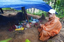 Sạt lở Trà Leng: “Không khóc nổi” bên nấm mồ của bố mẹ