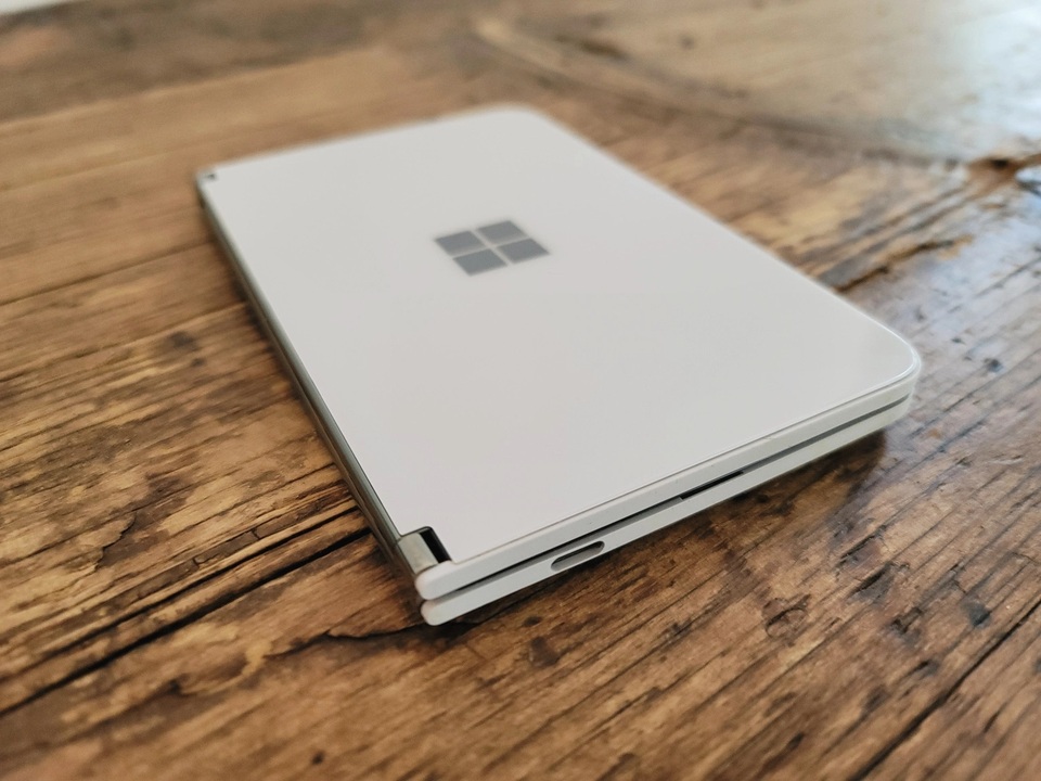 Chùm ảnh thực tế chiếc smartphone 2 màn hình Surface Duo của Microsoft - 14 Chùm ảnh thực tế chiếc smartphone 2 màn hình Surface Duo của Microsoft - 14