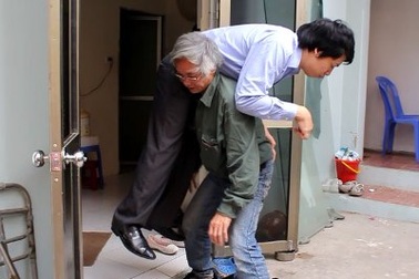 Bán nhà tiền tỷ, cha già tóc bạc cõng con đi học, đi làm