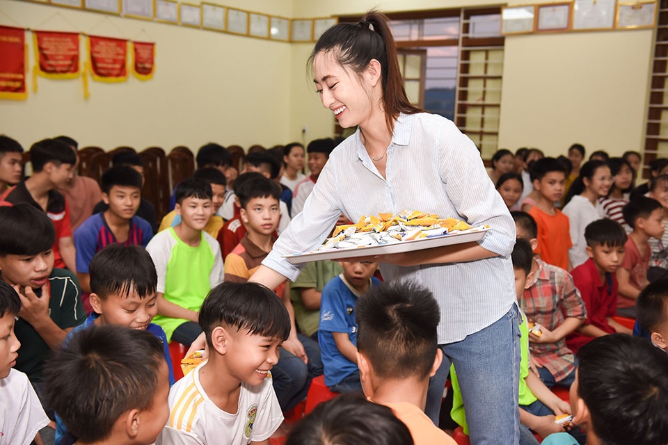 Lương Thùy Linh khánh thành dự án nhân ái “Đắp đường xây ước mơ” - 8 Lương Thùy Linh khánh thành dự án nhân ái “Đắp đường xây ước mơ” - 8