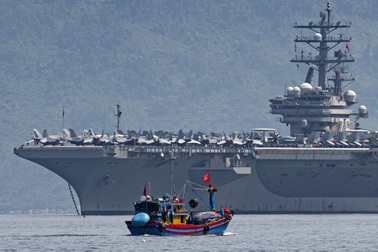 Cận cảnh tàu sân bay Mỹ USS Ronald Reagan vào vịnh Đà Nẵng