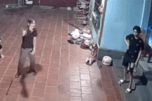 Suýt mất mạng vì đứng trước mũi ô tô để "xi-nhan" cho xe vào sân