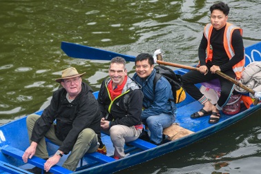 Thực hư thông tin chùa Hương vắng nhất lịch sử, lái đò xếp hàng chờ