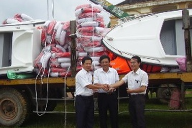 Bàn giao trang thiết bị cứu hộ, cứu nạn lũ lụt