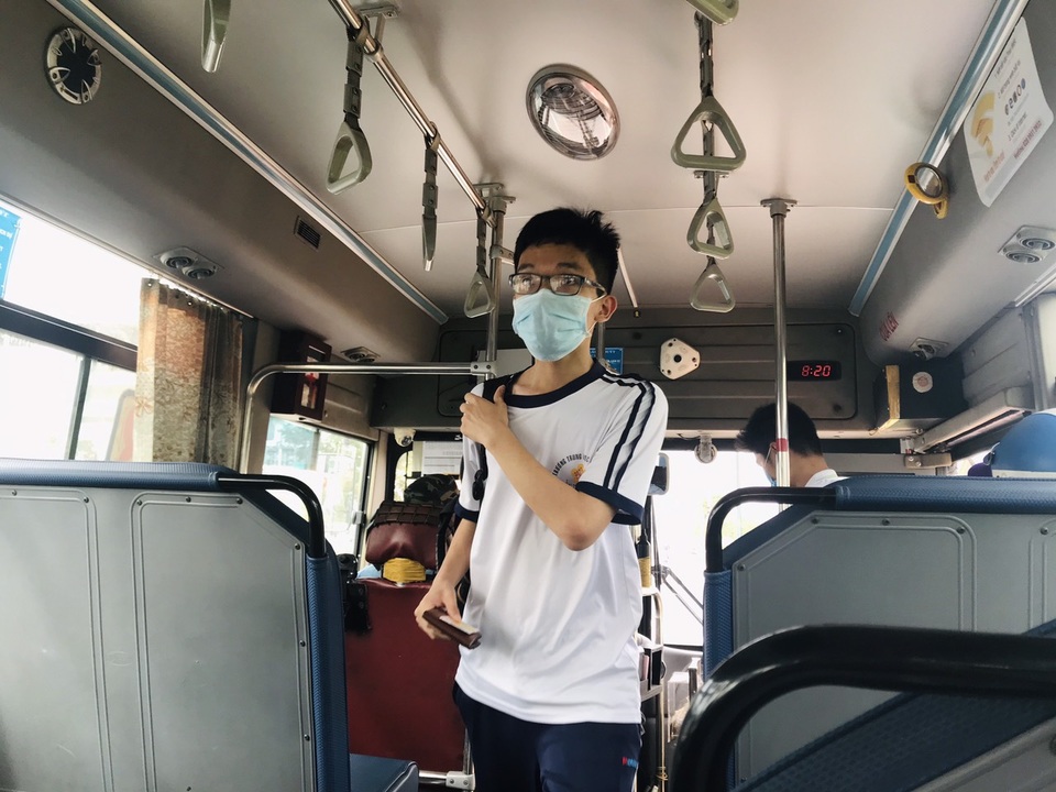 Ngại bị phạt, người dân TPHCM đi ăn trưa, cà phê cũng... đeo khẩu trang - 2 Ngại bị phạt, người dân TPHCM đi ăn trưa, cà phê cũng... đeo khẩu trang - 2
