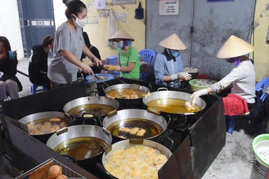 "Quên" dịch Covid, người Hà Nội xếp hàng dài chờ mua bánh rán 30 năm tuổi