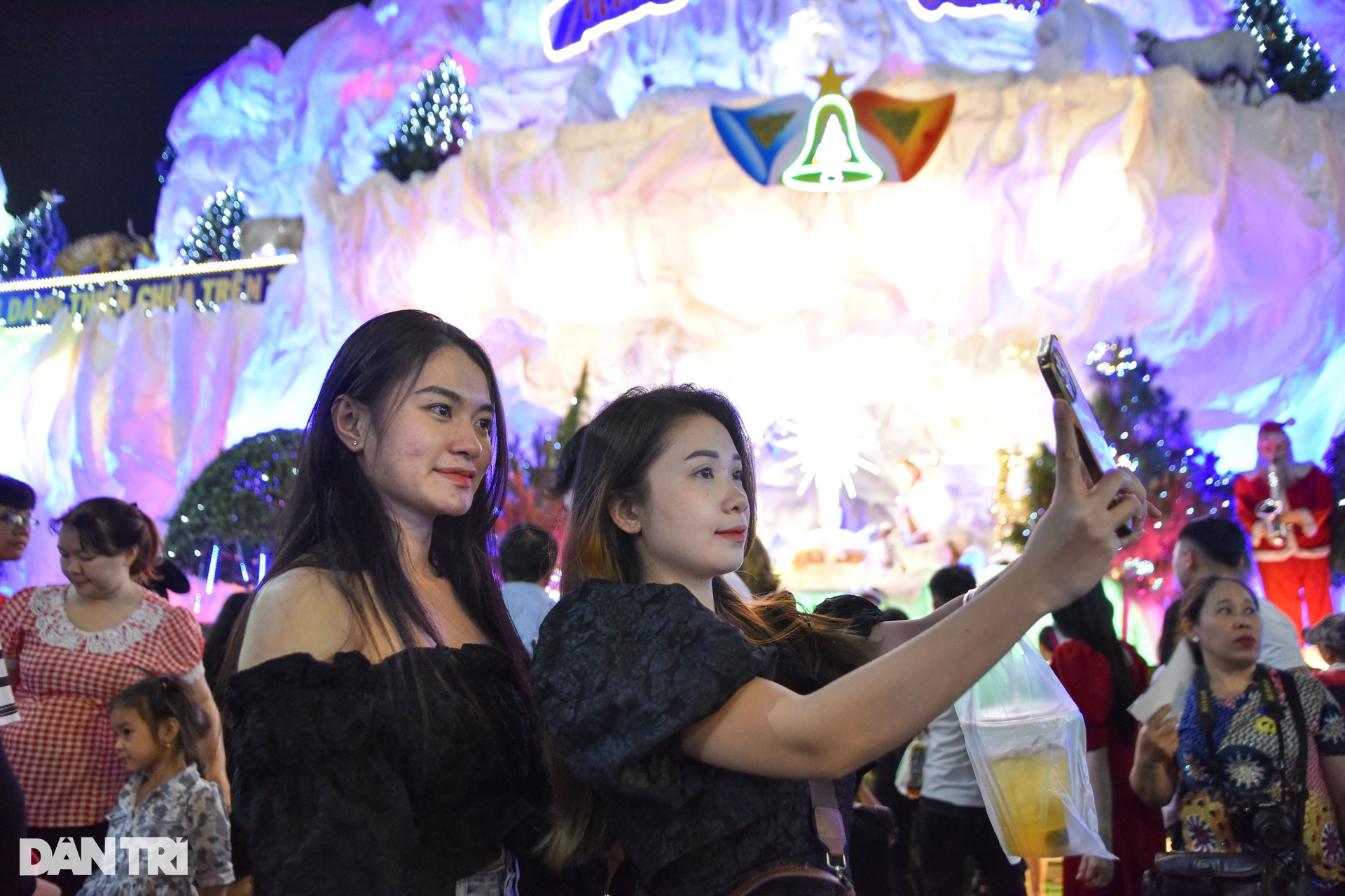 Nhiều nơi ở TPHCM ùn tắc khi người dân xuống đường đón Noel - 13 Nhiều nơi ở TPHCM ùn tắc khi người dân xuống đường đón Noel - 13
