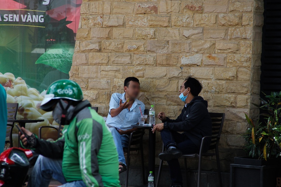 Người dân đồng loạt đeo khẩu trang trong ngày đầu xử phạt - 14