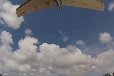 Giật mình khoảnh khắc máy bay cất cánh sát ngay trên đầu người tắm biển