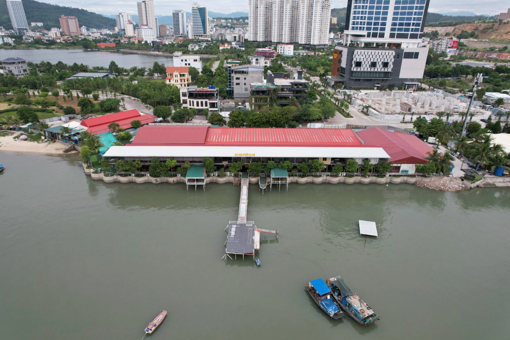 Yêu cầu nhà hàng vi phạm ở vịnh Hạ Long khẩn trương tự tháo dỡ - 1 Yêu cầu nhà hàng vi phạm ở vịnh Hạ Long khẩn trương tự tháo dỡ - 1