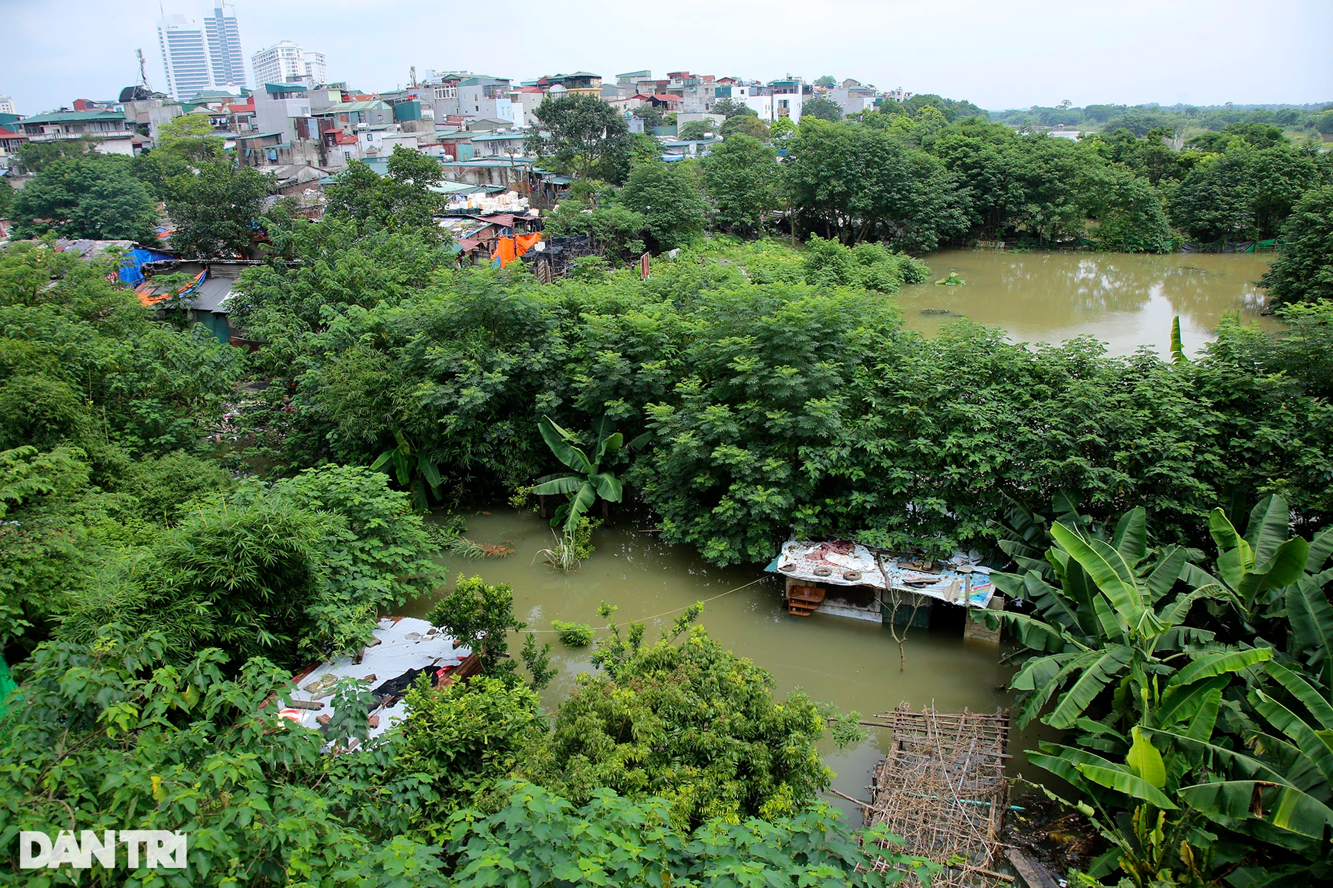Hình ảnh nước sông Hồng dâng cao gây ngập lụt nhiều nơi ở Hà Nội - 15 Hình ảnh nước sông Hồng dâng cao gây ngập lụt nhiều nơi ở Hà Nội - 15