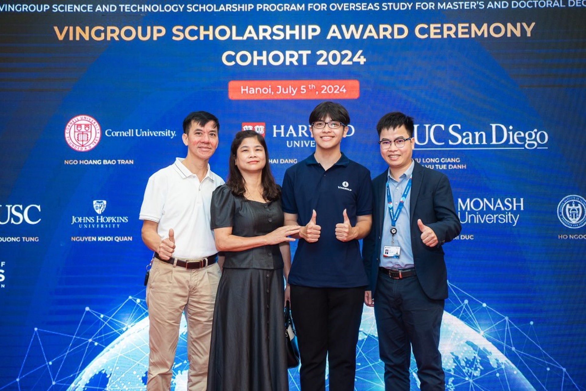 Herausragende Leistungen talentierter junger Intellektueller beim Marsch A80 - 15 Thành tựu xuất sắc của các anh tài trong khối trí thức trẻ diễu hành A80 - 15