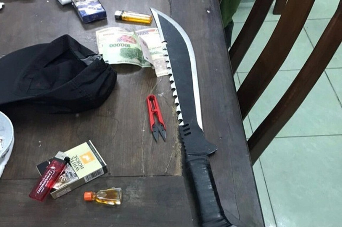 113 bắt giữ 2 đối tượng mang mã tấu đi đòi nợ thuê - 2