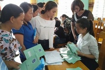 Người lao động đóng BHXH làm thủ tục hỗ trợ theo đơn vị