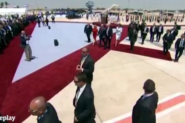 Bà Melania từ chối cái nắm tay của ông Trump khi thăm Israel