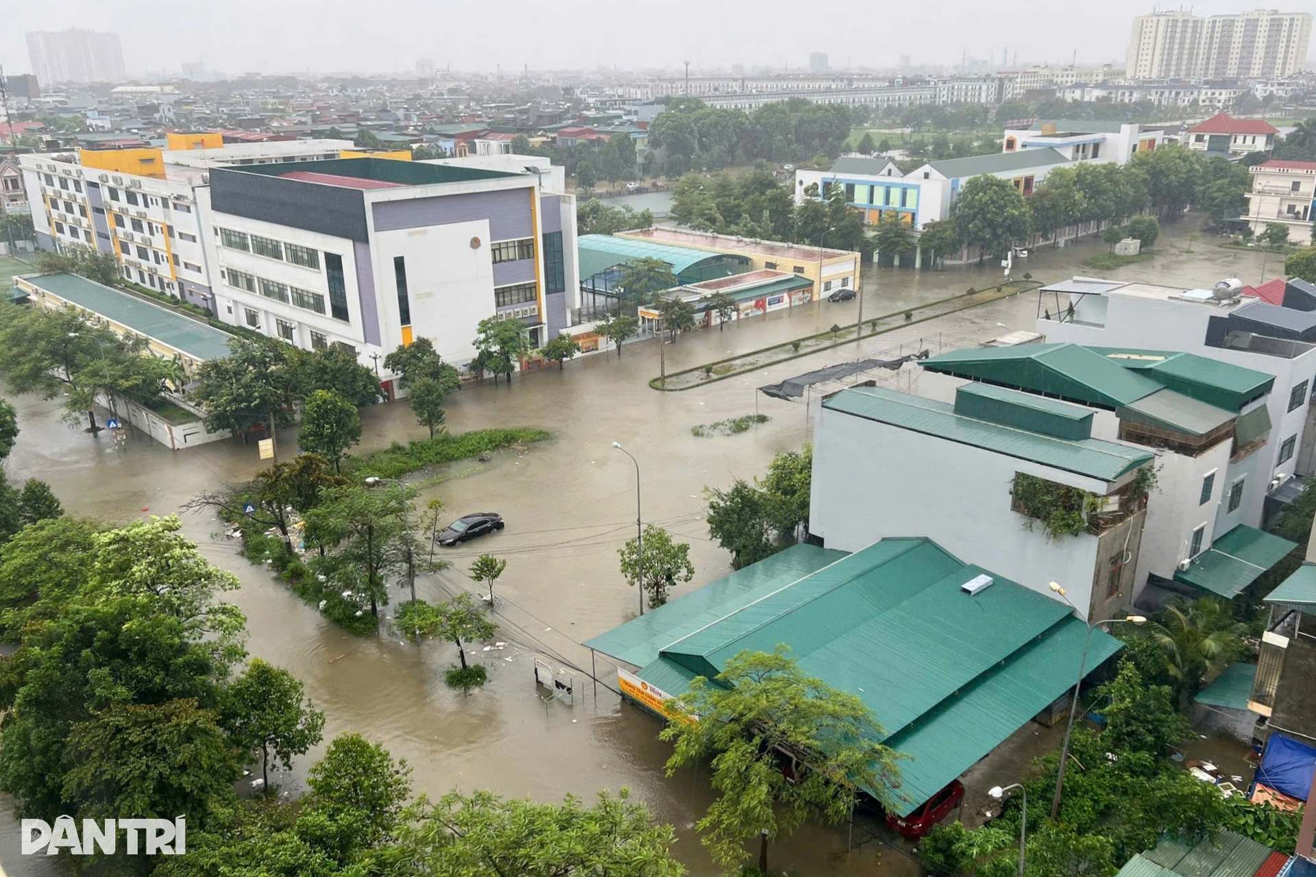 Đường phố Thanh Hóa ngập như sông, ô tô chết máy la liệt - 1 Đường phố Thanh Hóa ngập như sông, ô tô chết máy la liệt - 1