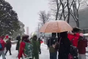 Sao Việt cùng các cổ động viên hào hứng nối hàng dài đi vào sân vận động Thường Châu trước giờ bóng lăn.