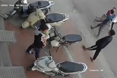 Đôi vợ chồng vác con đi trộm điện thoại