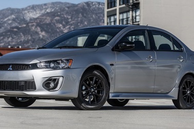 Mitsubishi níu kéo "tuổi thọ" cho Lancer bằng các phiên bản giới hạn