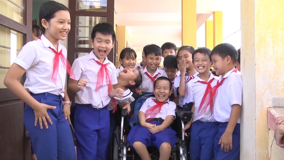 Cậu học trò 9 tuổi viết ước mơ bằng đôi chân tật nguyền - 9 Cậu học trò 9 tuổi viết ước mơ bằng đôi chân tật nguyền - 9