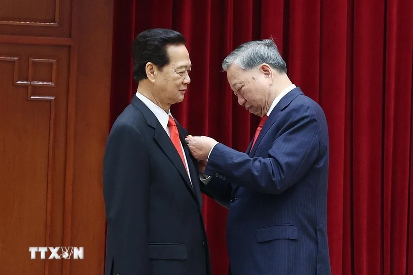 ttxvn-bo-chinh-tri-ban-bi-thu-gap-mat-cac-dong-chi-lanh-dao-nguyen-lanh-dao-dang-nha-nuoc-7816788-2-resizejpg-1737356384930.webp